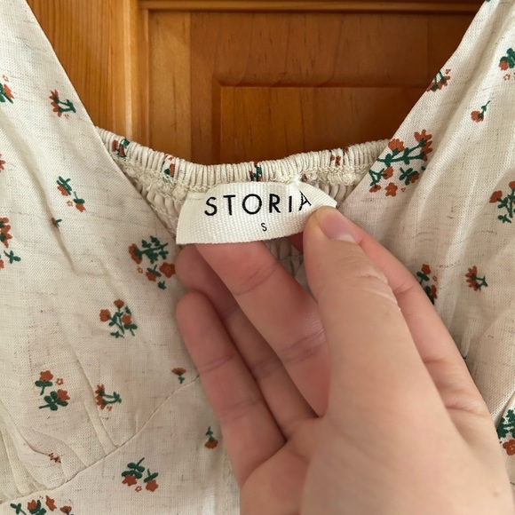 Storia Floral Flutter Sleeve Button Front Romper - Picture 2 of 5